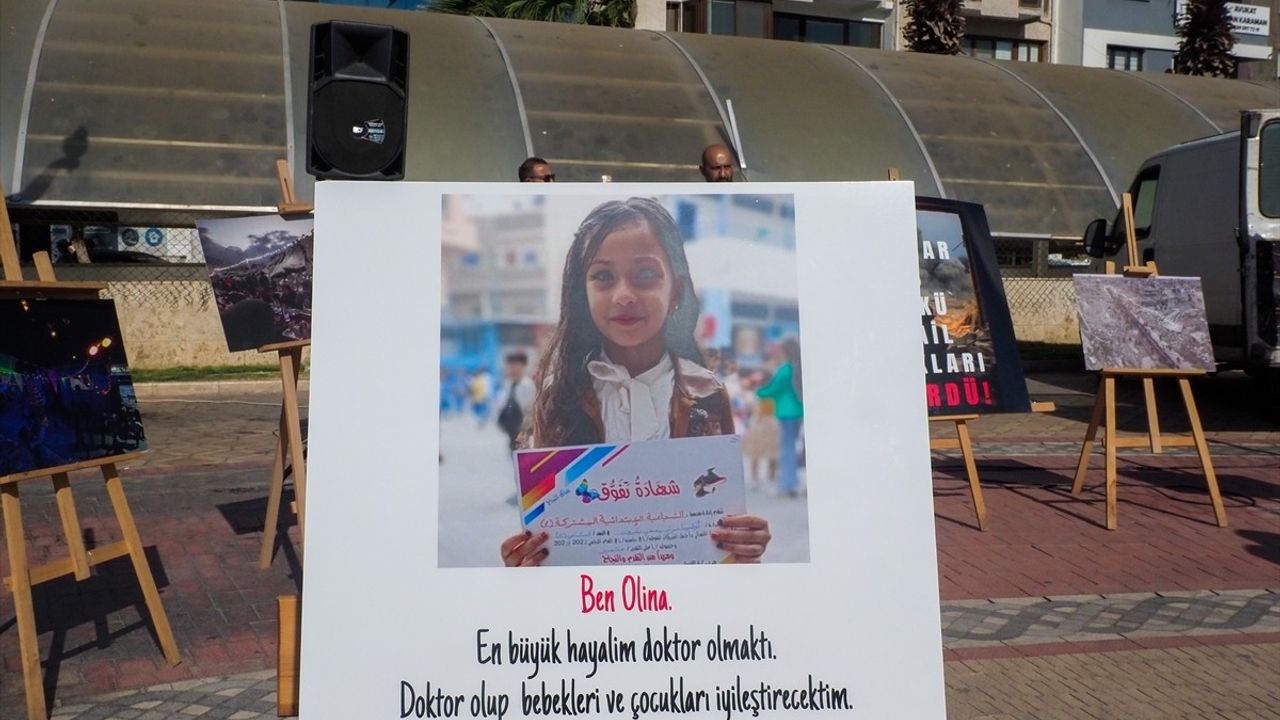 İzmir'de Boş Sıralar Etkinliğiyle Gazze'deki Çocuklar Anıldı