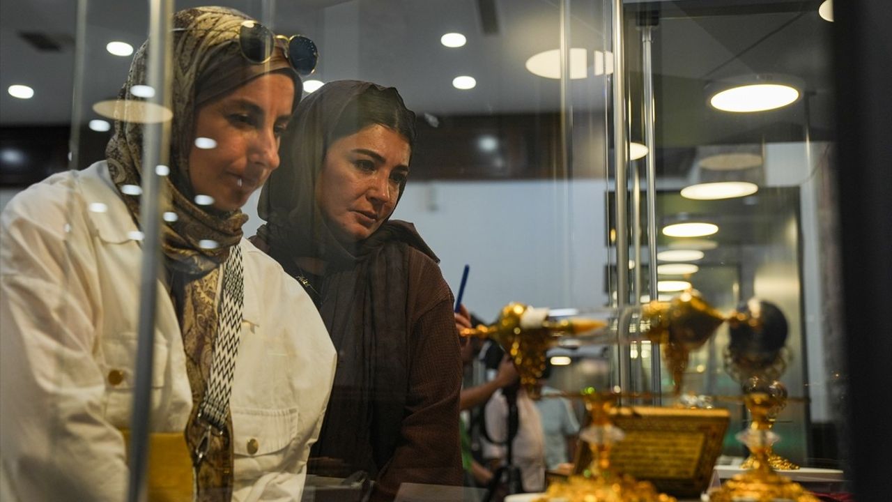 İzmir'de 'Mukaddes Emanetler' Sergisi Açıldı