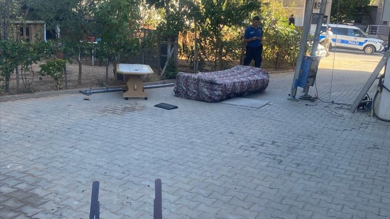 İzmir'de Nakliye Asansöründen Düşen Koltuk, 9 Yaşındaki Kız Çocuğunun Hayatına Mal Oldu