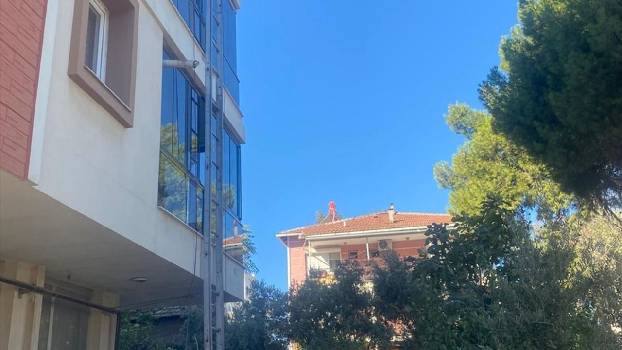 İzmir'de Nakliye Asansöründen Koltuk Düşmesi Sonucu Bir Çocuk Hayatını Kaybetti