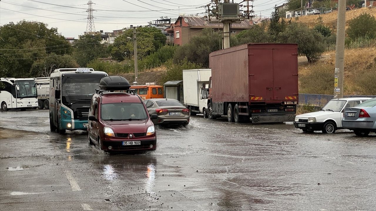 İzmir'de Patlayan Su Borusuna Tepkiler Büyüyor