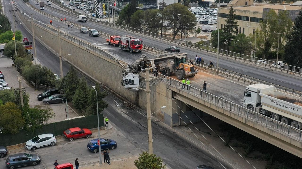İzmir'de Tır Kazası: Sürücü Yaralandı