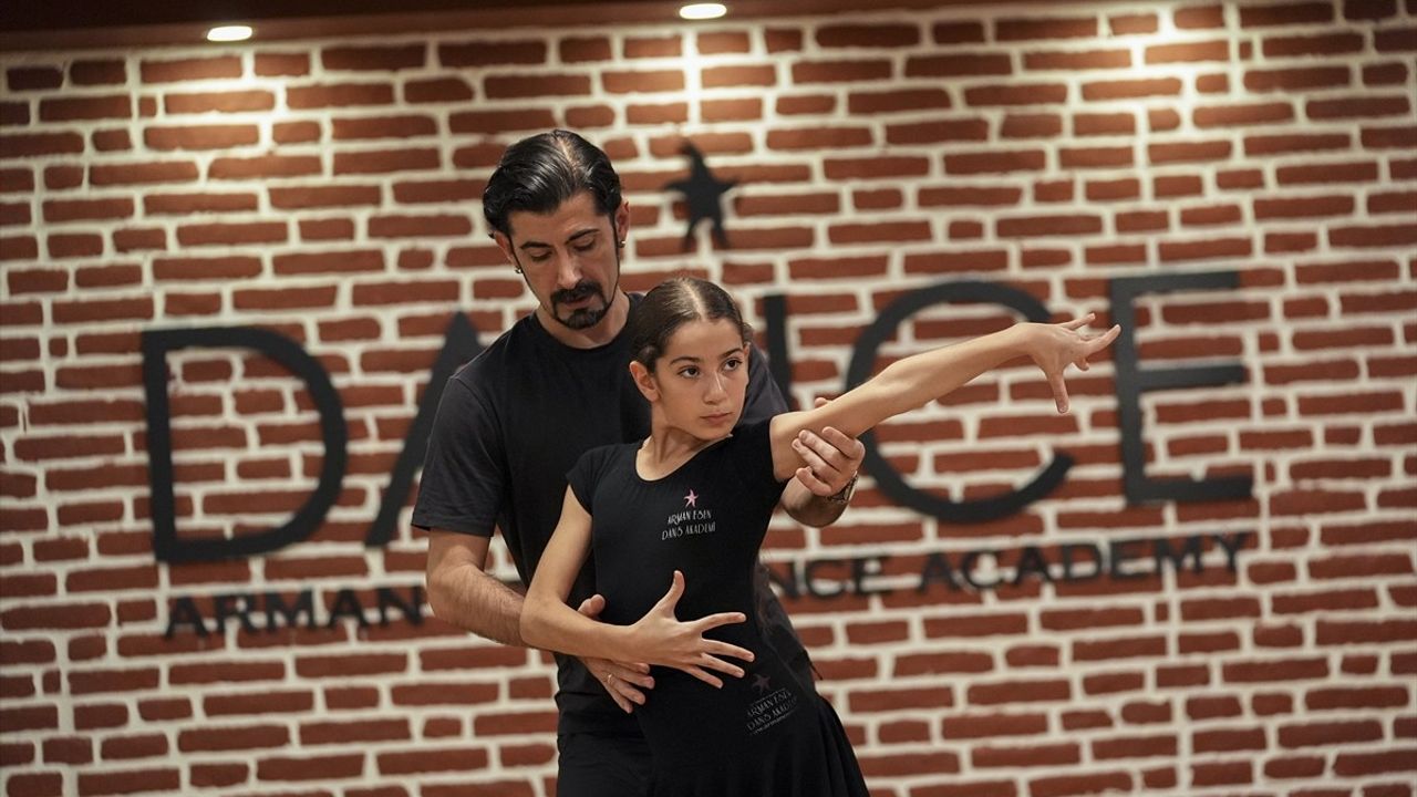 İzmirli Dansçı Lena Esen, Uluslararası Arenada Parlıyor