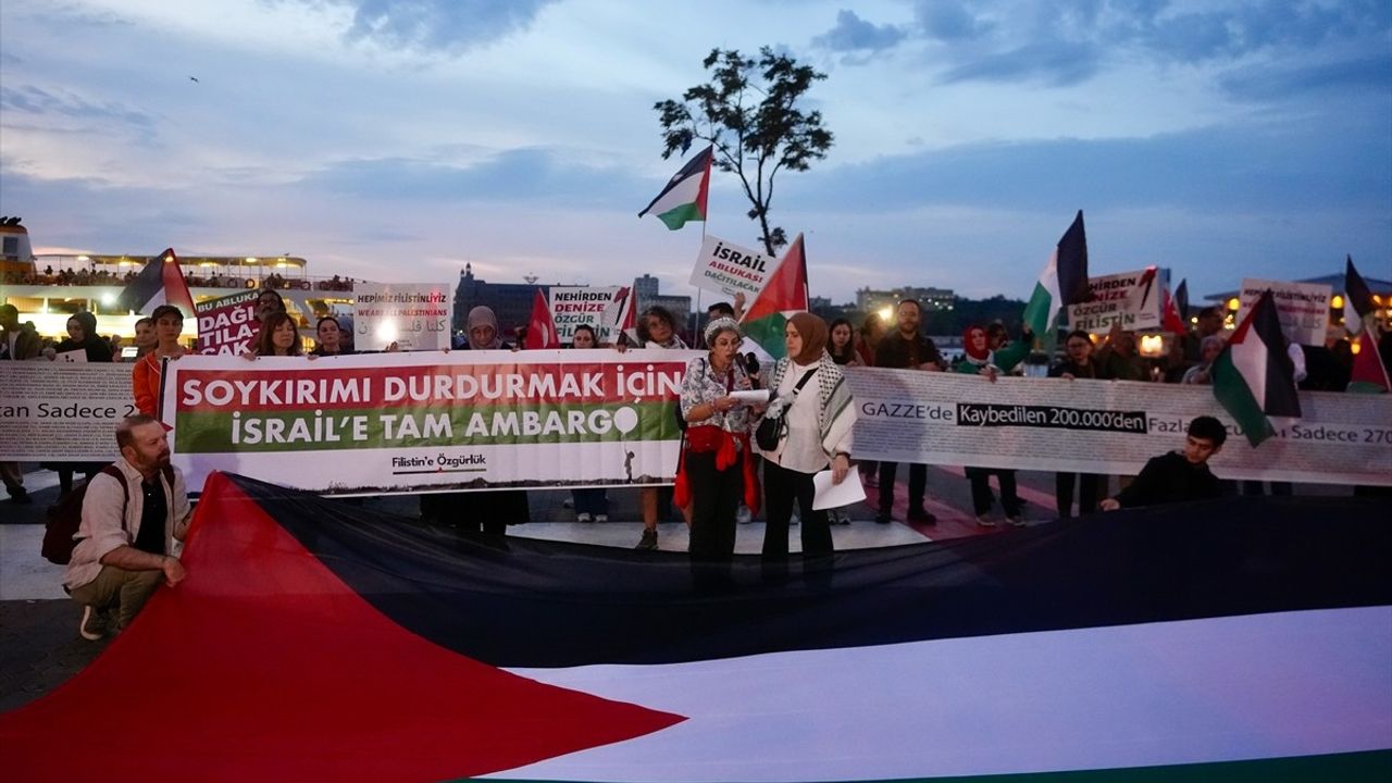 Kadıköy'de Gazze'ye Destek Yürüyüşü Düzenlendi