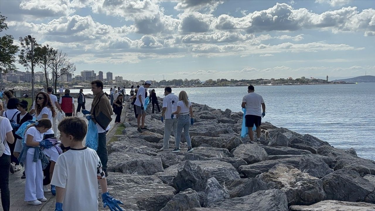 Kadıköy Moda Sahili'nde Gönüllülerle Kıyı Temizliği