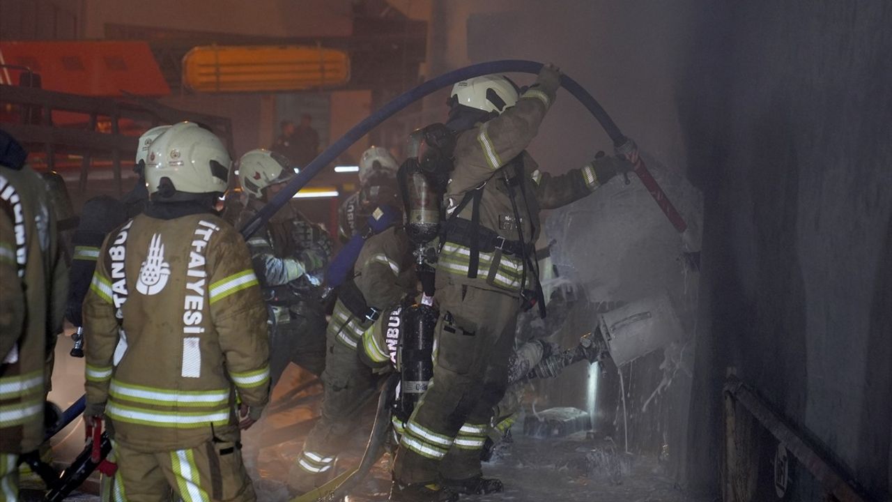 Kağıthane'de Yangın: 5 Katlı İş Yerinde Yangın Kontrol Altına Alındı