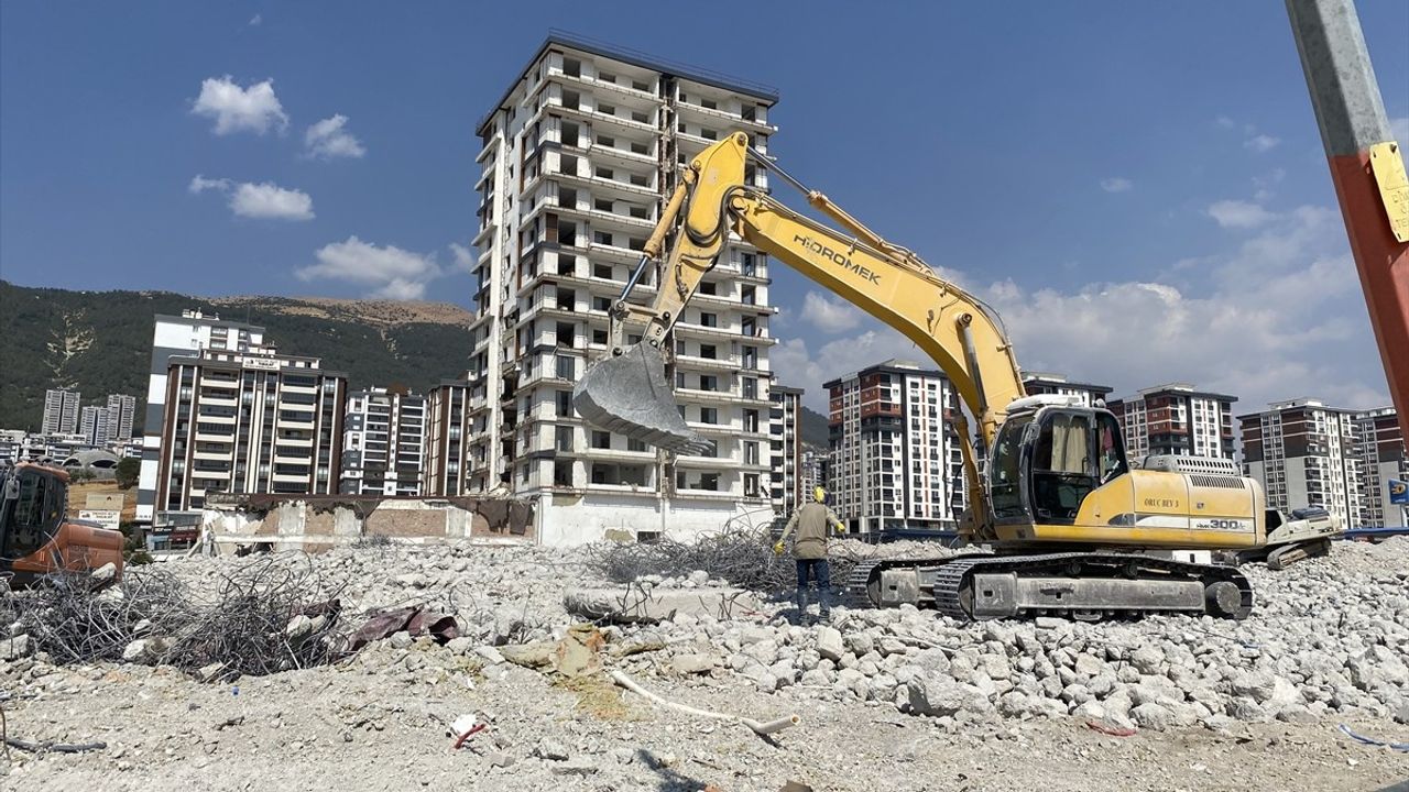 Kahramanmaraş'ta Depremzede Binaların Yıkım Çalışmaları Devam Ediyor