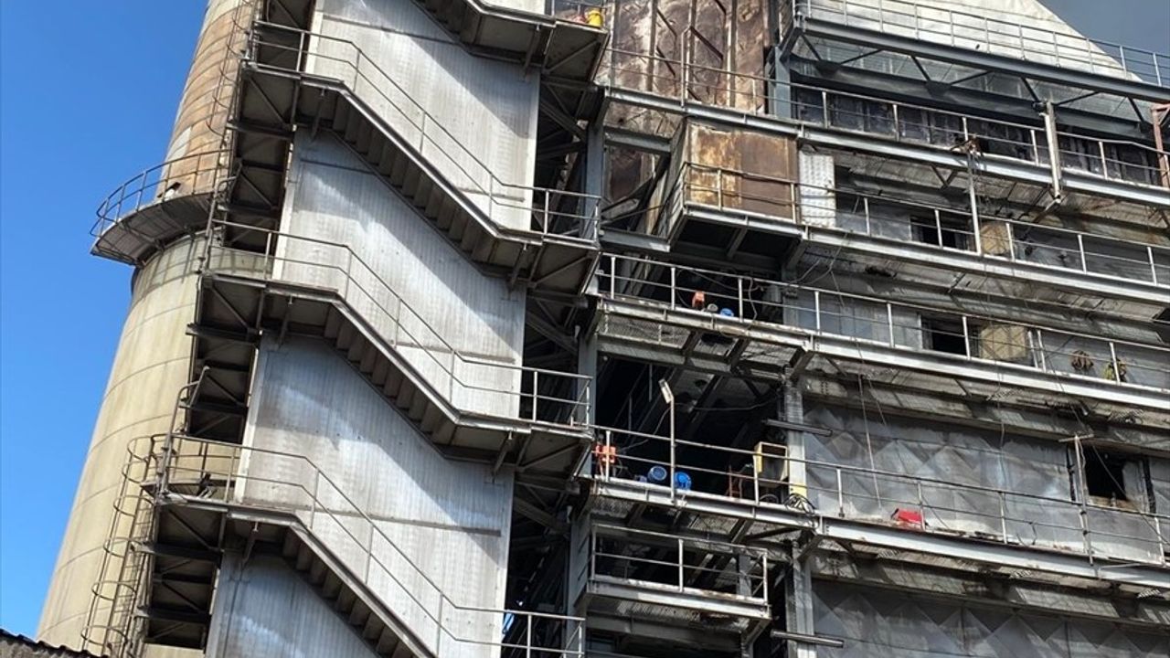 Kangal Termik Santrali'nde Yangın Kontrol Altına Alınmaya Çalışılıyor