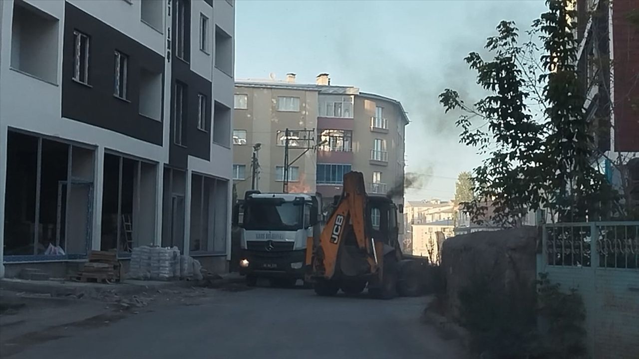 Kars'ta Çöp Kamyonunda Yangın, Kepçe Operatöründen Hızlı Müdahale