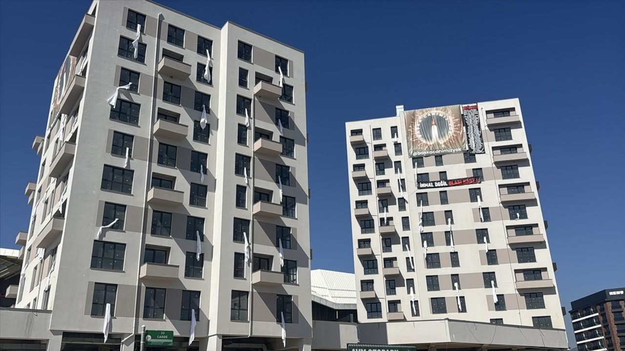 Kartalkaya'daki Otel Yangınına Dikkat Çekmek İçin Çarşaflar Sarkıtıldı