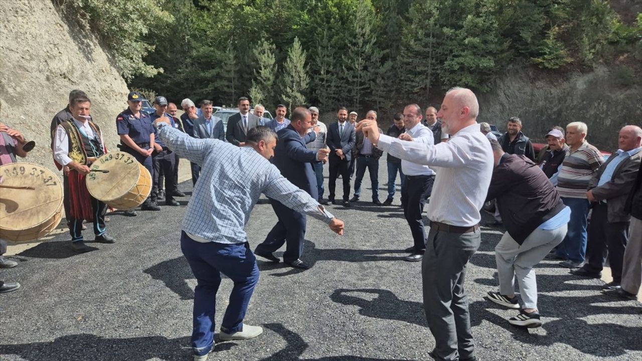 Kastamonu'da Asfaltlanan Yol İçin Coşku Dolu Kutlama