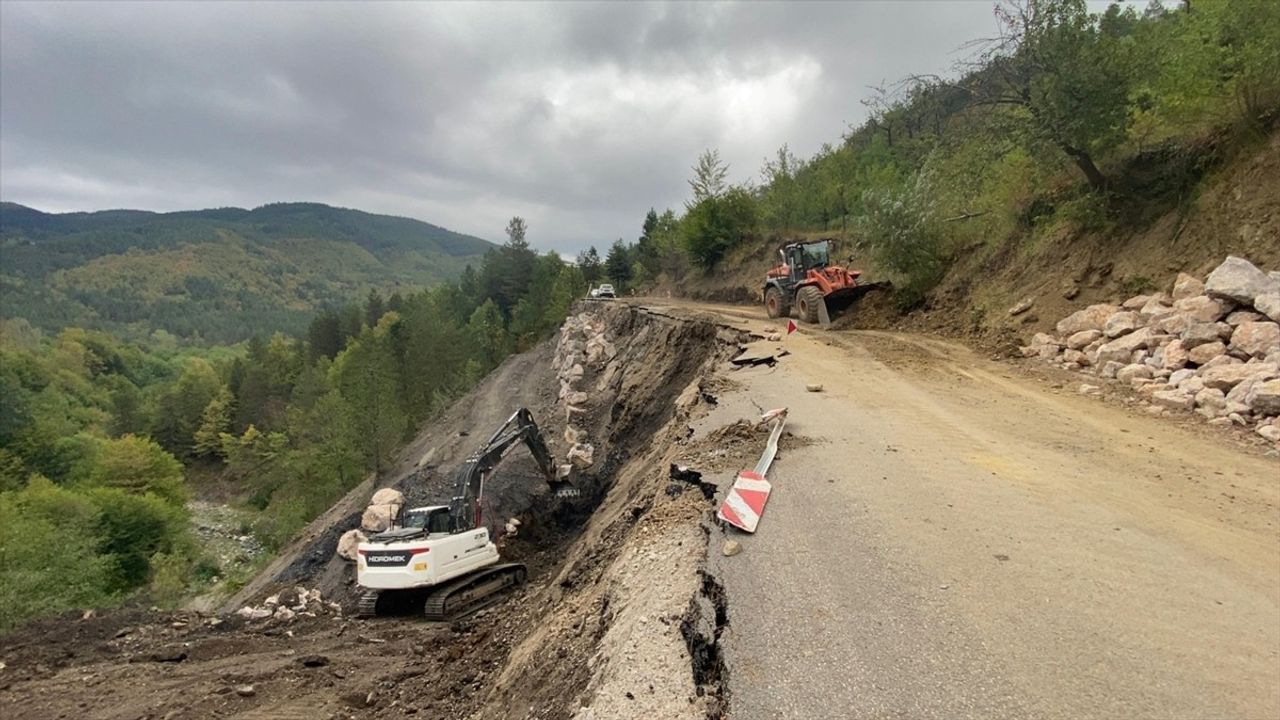 Kastamonu'da Heyelan Nedeniyle Kapanan Yolun Açılması İçin Çalışmalar Başladı