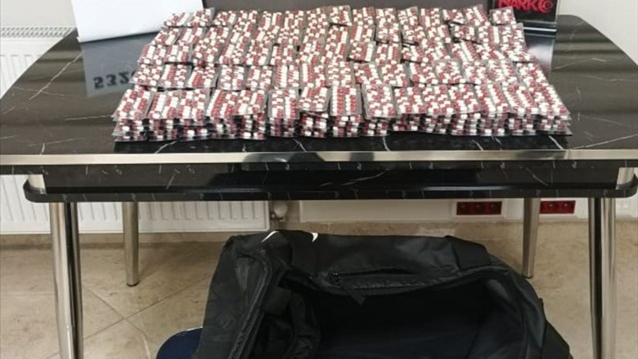 Kastamonu'da Uyuşturucu Operasyonu: 5 Bin 326 Sentetik Ecza Hapı Ele Geçirildi