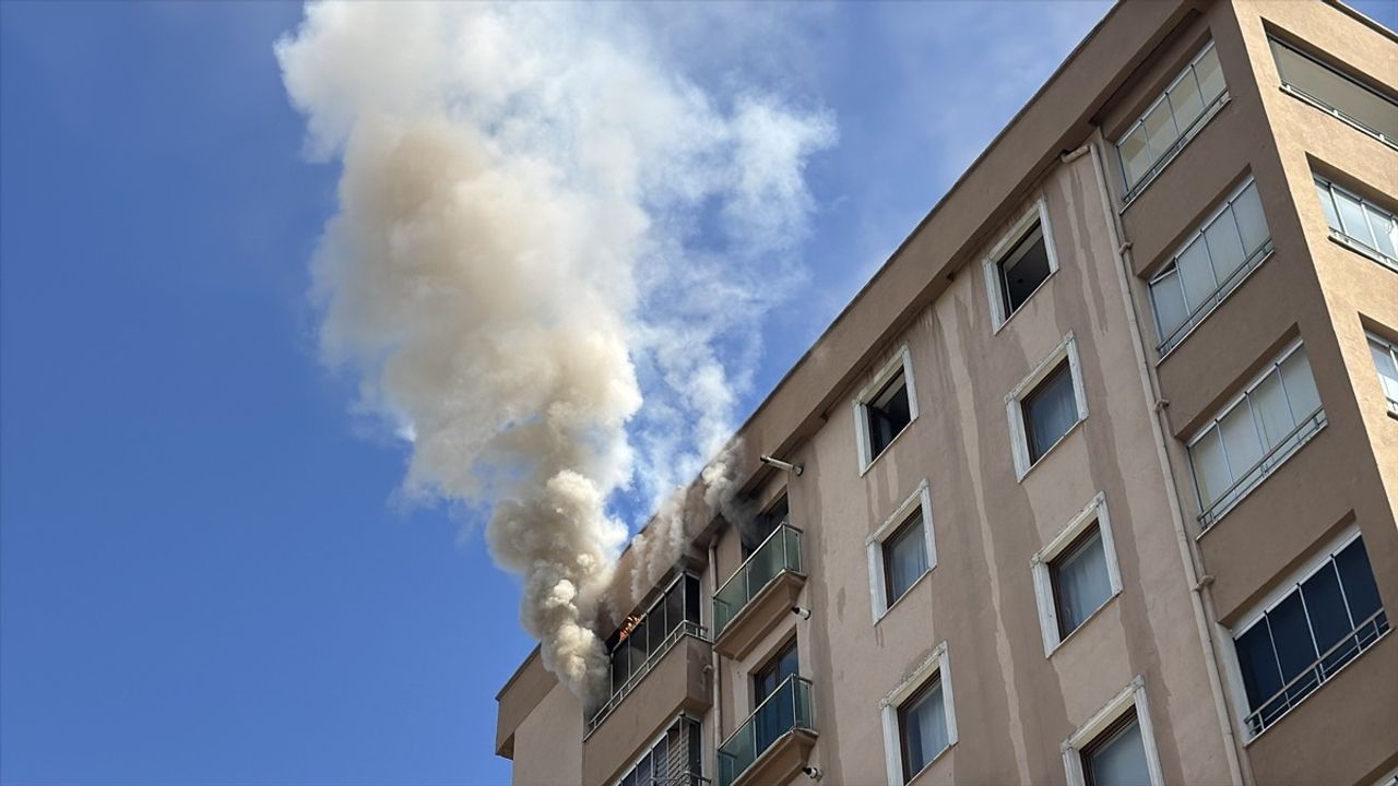 Kayseri'de Apartmanın Çatısında Yangın Çıktı