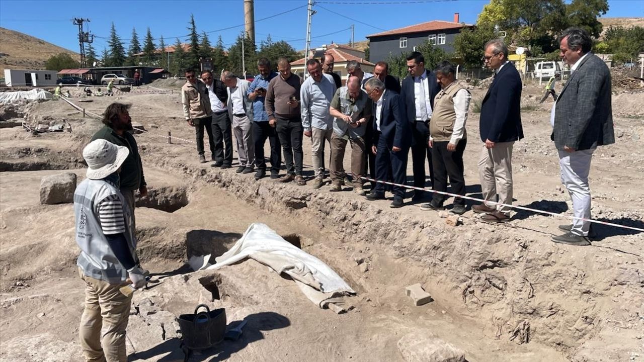 Kayseri'de Geç Roma Dönemine Ait Mozaik Yapıda Çocuk ve Yetişkin Mezarları Bulundu
