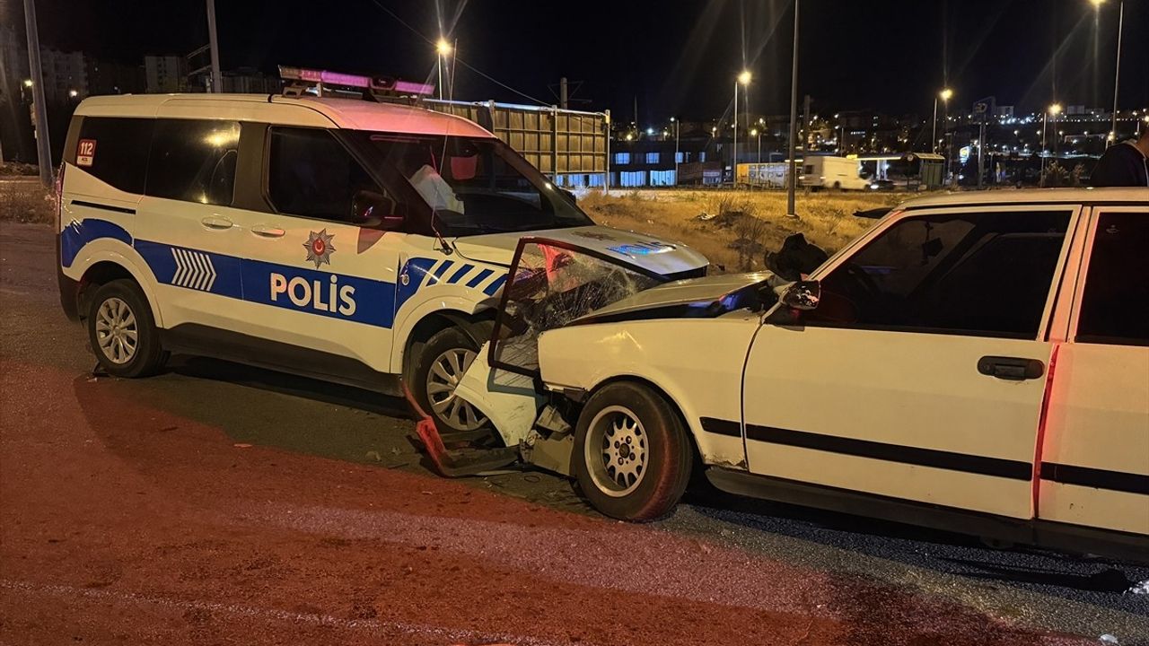 Kayseri'de Kaçan Sürücü, Polis Araçlarına Çarptı