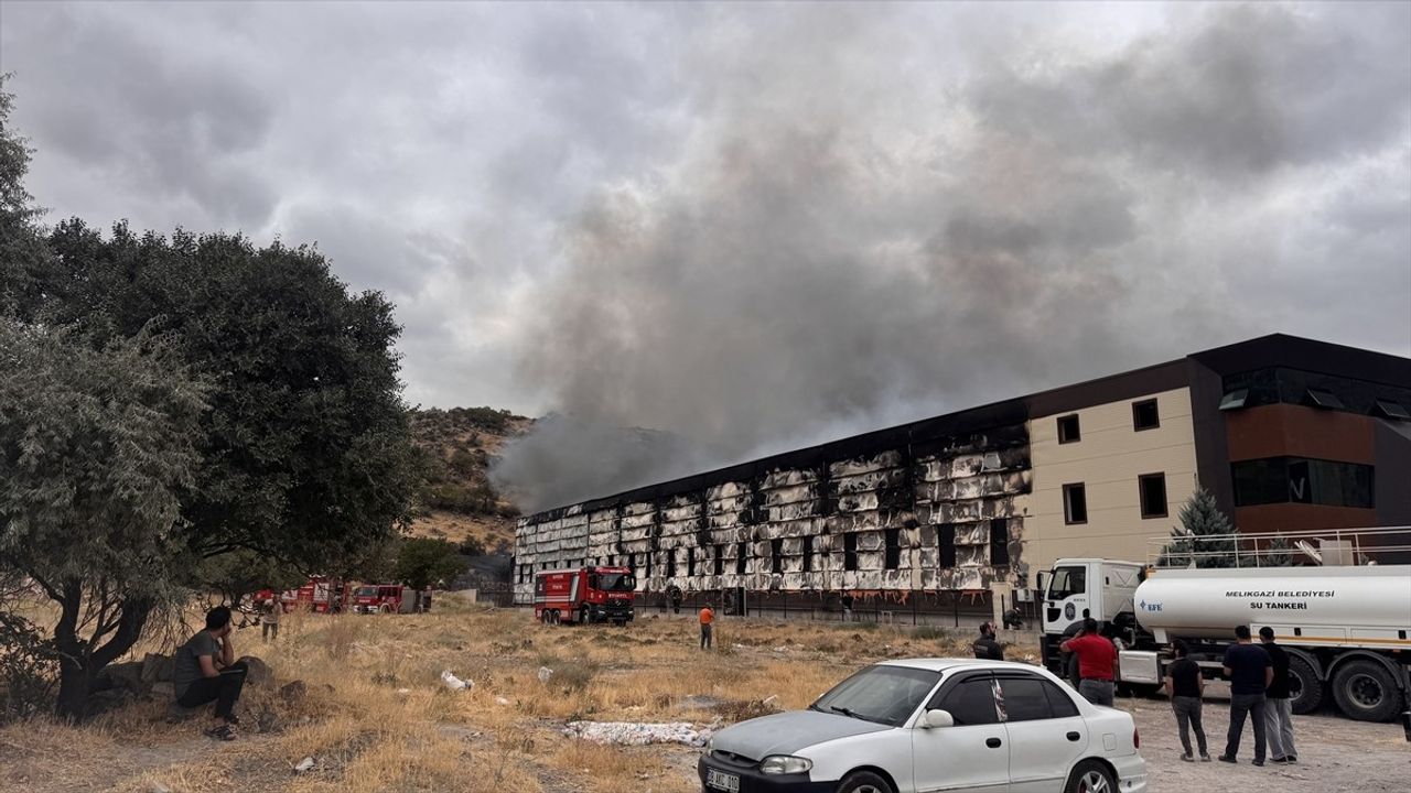 Kayseri'de Mobilya Fabrikasında Yangın!