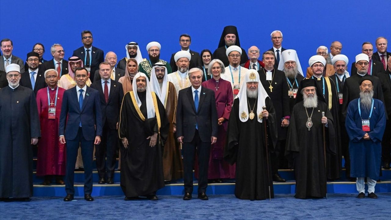Kazakistan'da Semavi ve Geleneksel Dinlerin Liderleri Kongresi Başladı