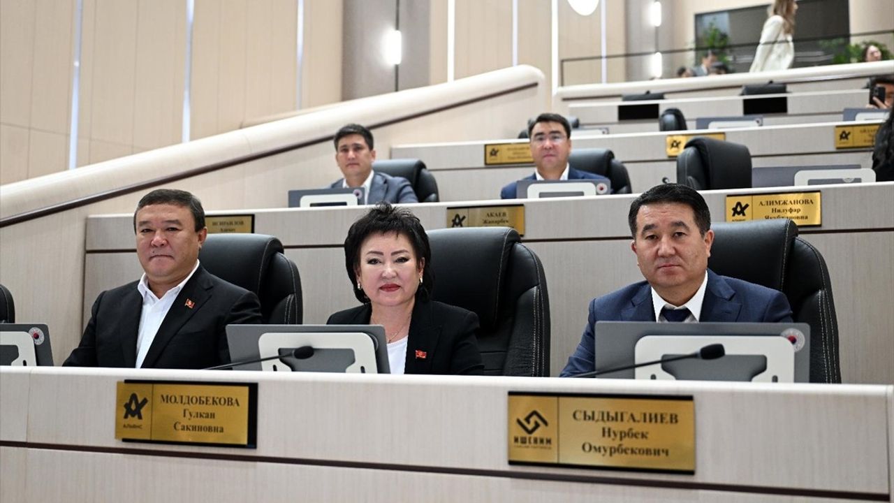 Kırgızistan Meclisi Erken Seçim İçin Feshedildi