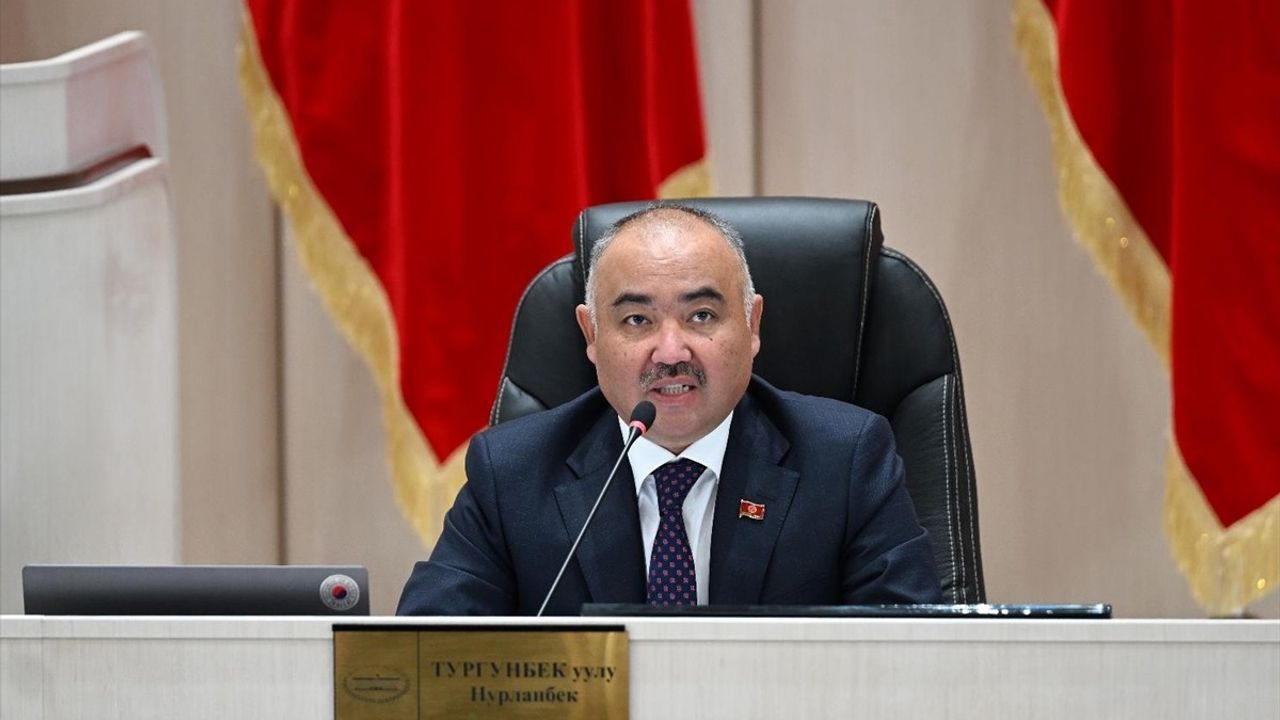 Kırgızistan Meclisi Kendi Kendini Feshetmek İçin İmza Topluyor