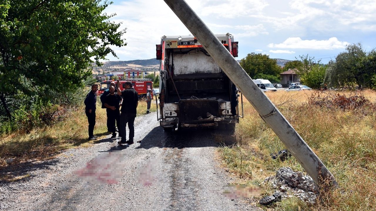 Kırıkkale'de Çöp Kamyonu Elektrik Direğine Çarptı