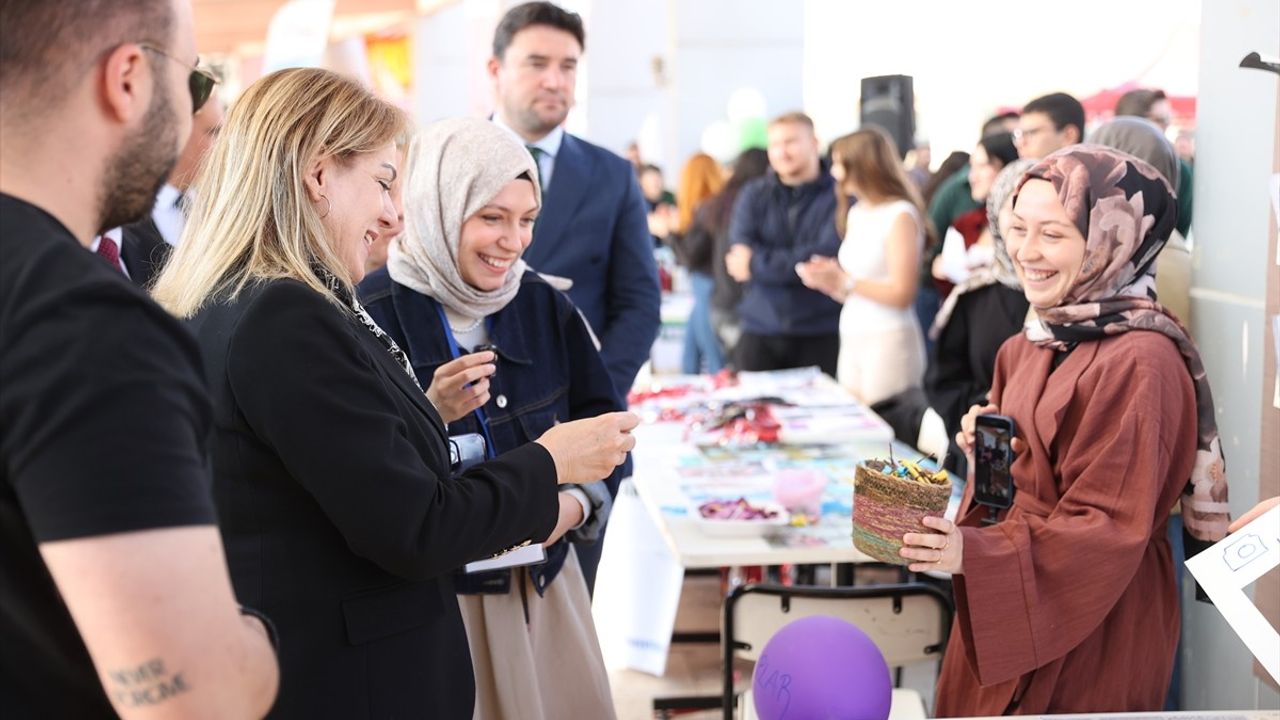 Kırklareli Üniversitesi Rektörü Rengin Ak Öğrenci Kulüpleri Şenliği'nde Eğlendi