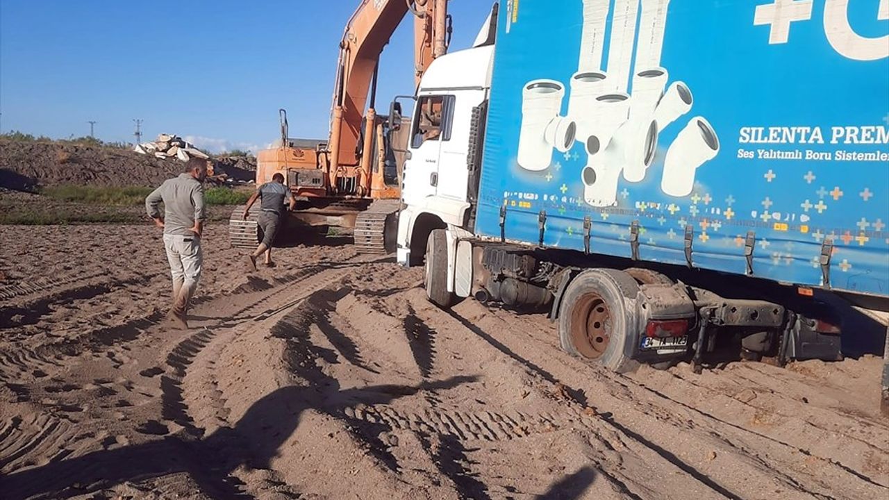 Kızılırmak Nehri'nde Mahsur Kalan Tır 2 Gün Sonra Kurtarıldı