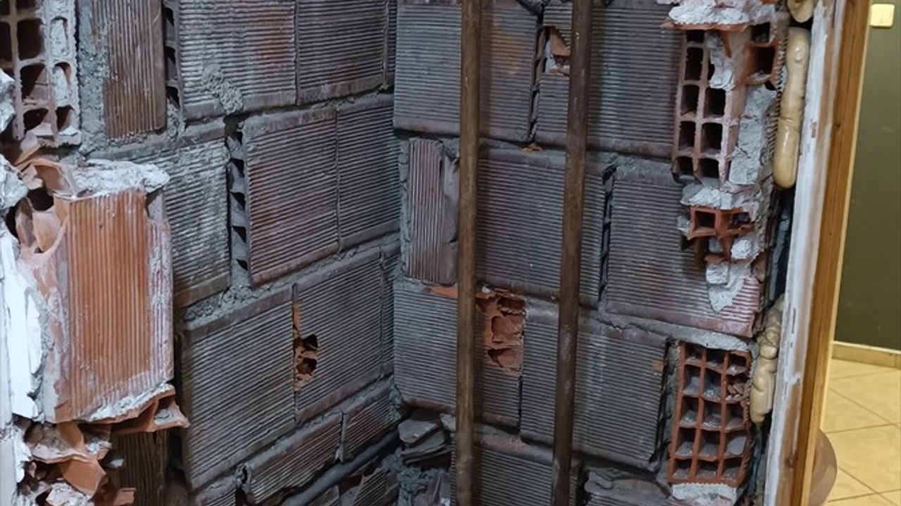 Kocaeli'de Havalandırma Boşluğuna Düşen Kişi Kurtarıldı