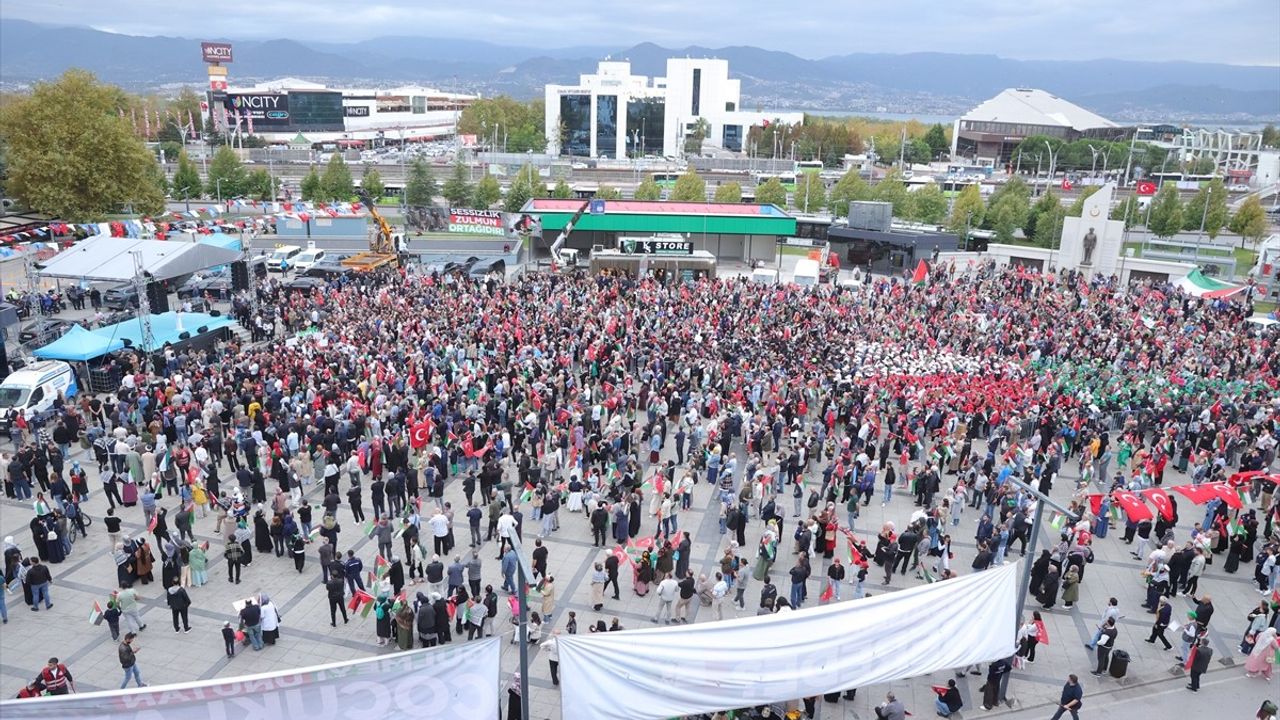 Kocaeli'de Küresel Sumud Filosu'na Destek Yürüyüşü Düzenlendi