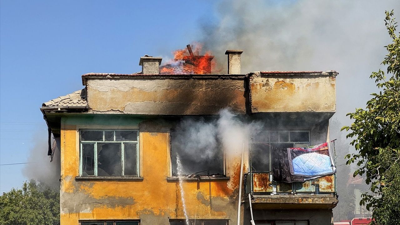 Konya'da yangın felaketi: Yaşlı kadının evi kullanılmaz hale geldi
