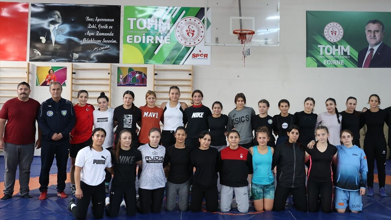 Kosovalı Kadın Güreşçiler Edirne'de Balkan Şampiyonası İçin Kamp Yapıyor