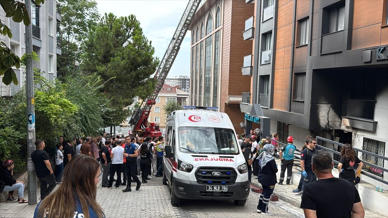 Küçükçekmece'de 5 Katlı Binada Yangın Faciası: 1 Ölü, 5 Yaralı