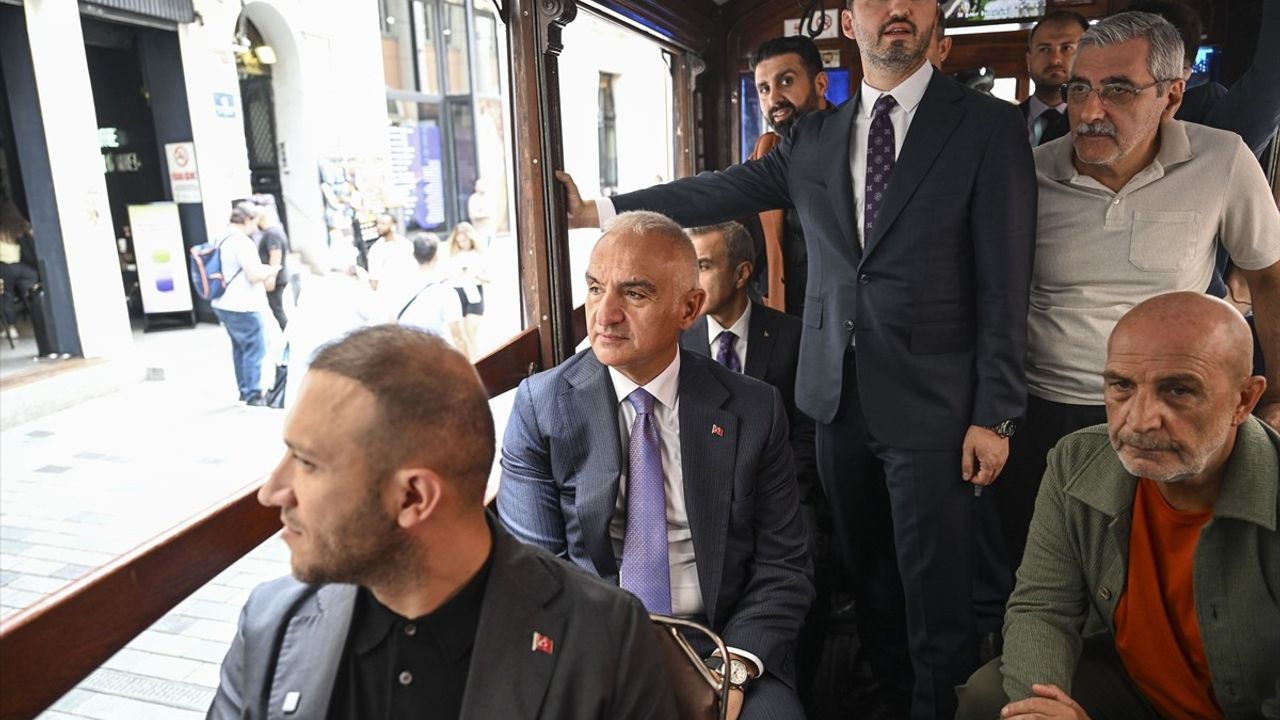 Kültür ve Turizm Bakanı Ersoy, Galata'da Esnafı Ziyaret Etti