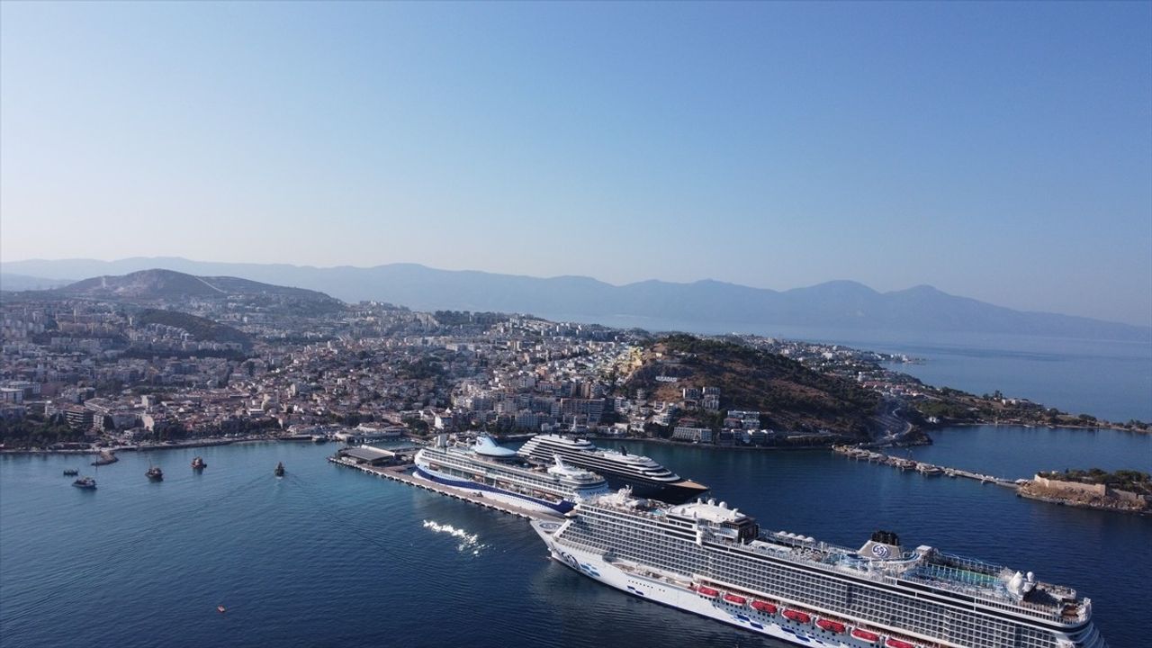Kuşadası'na 3 Kruvaziyer Gemisiyle 4 Bin 170 Turist Giriş Yaptı