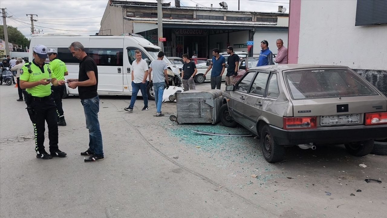 Kütahya'da Öğrenci Servisi ile Minibüs Çarpıştı