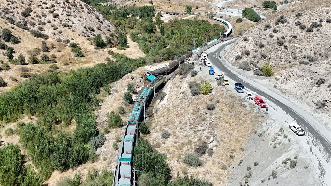 Malatya'da Demiryolu Kazası: İki Yük Treni Çarpıştı