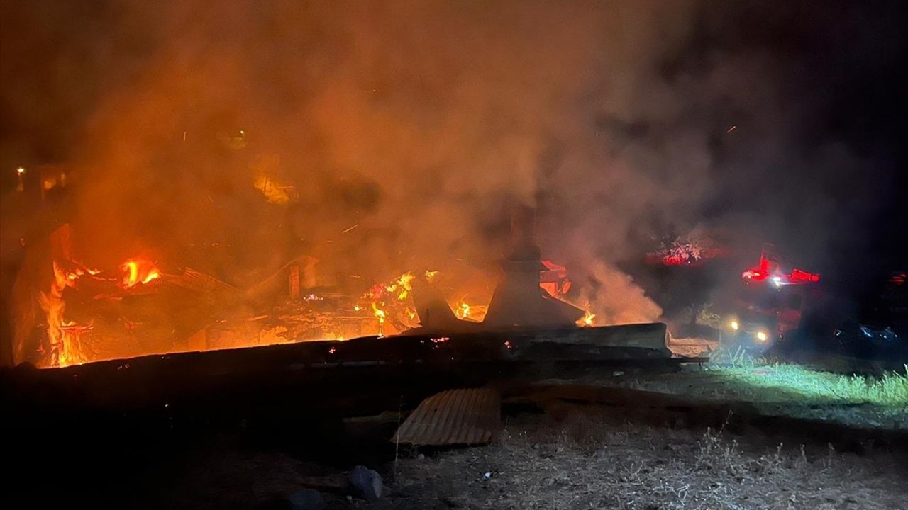 Malatya'da Yangın: 3 Ev Küle Döndü