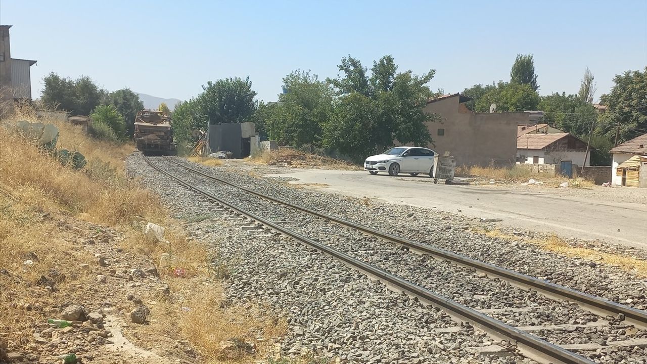 Malatya'da Yük Treni Kazası: Bir Sürücü Hayatını Kaybetti