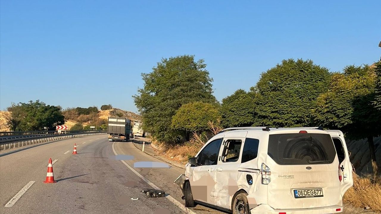 Manisa'da Lastik Değiştirirken Feci Kaza: Çift Hayatını Kaybetti