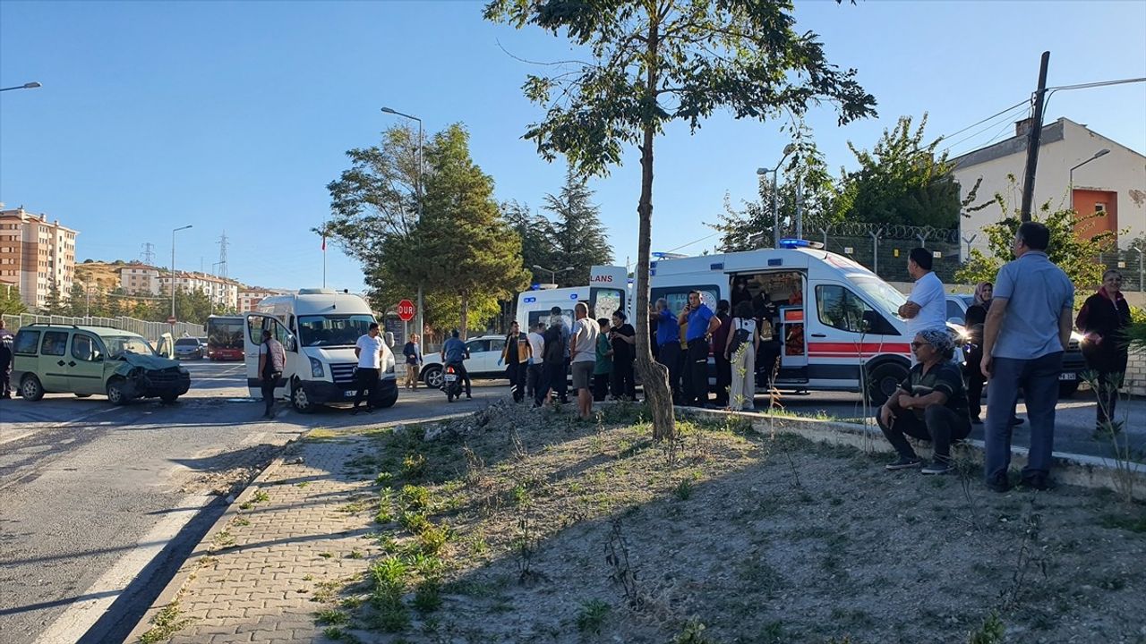 Manisa'da Minibüs ve Ticari Araç Çarpıştı: 9 Yaralı
