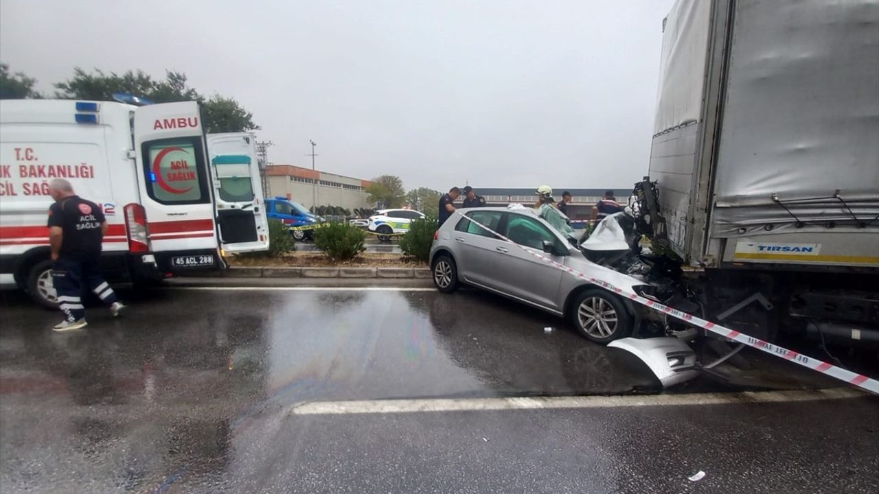 Manisa'da Zincirleme Trafik Kazası: 1 Ölü, 2 Yaralı