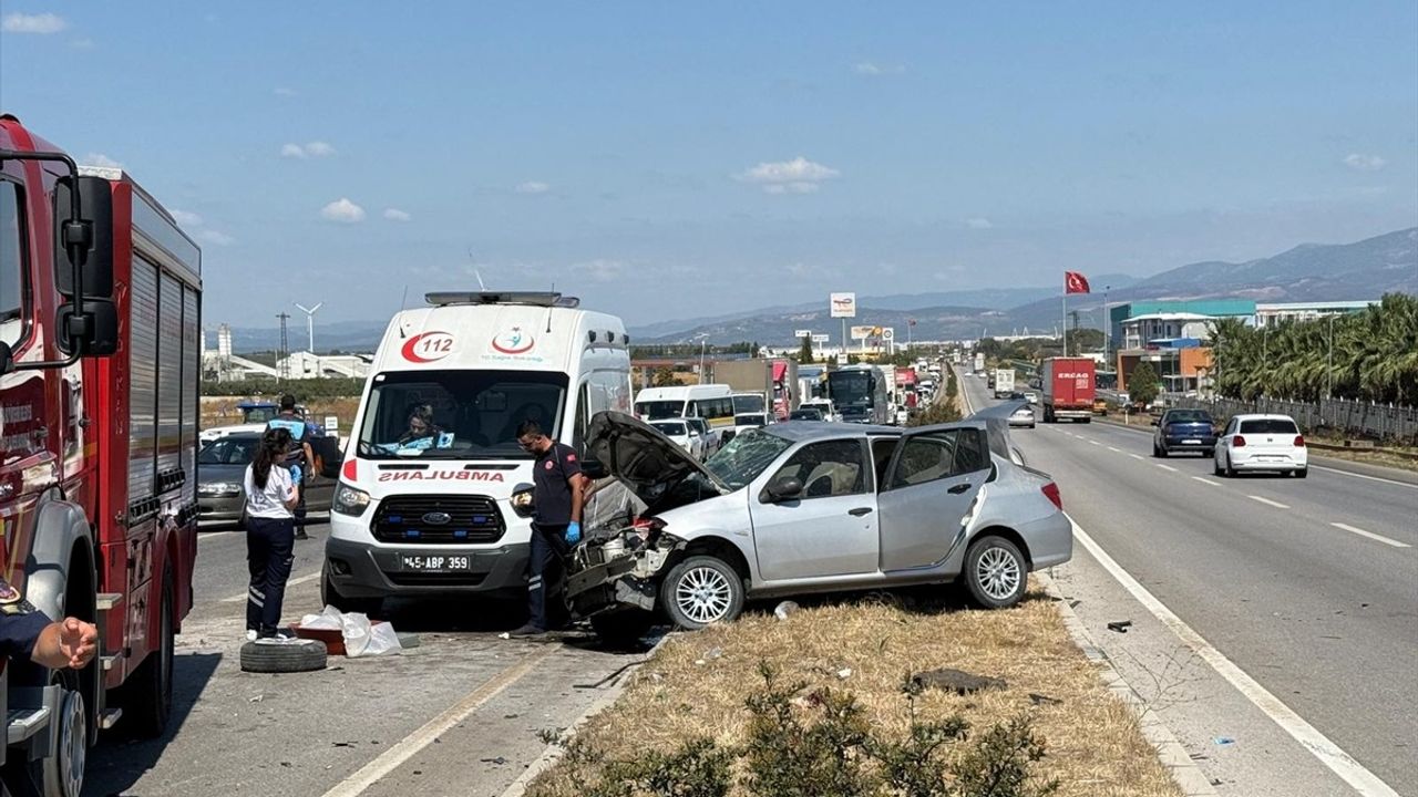 Manisa'da Zincirleme Trafik Kazası: 1 Ölü, 4 Yaralı