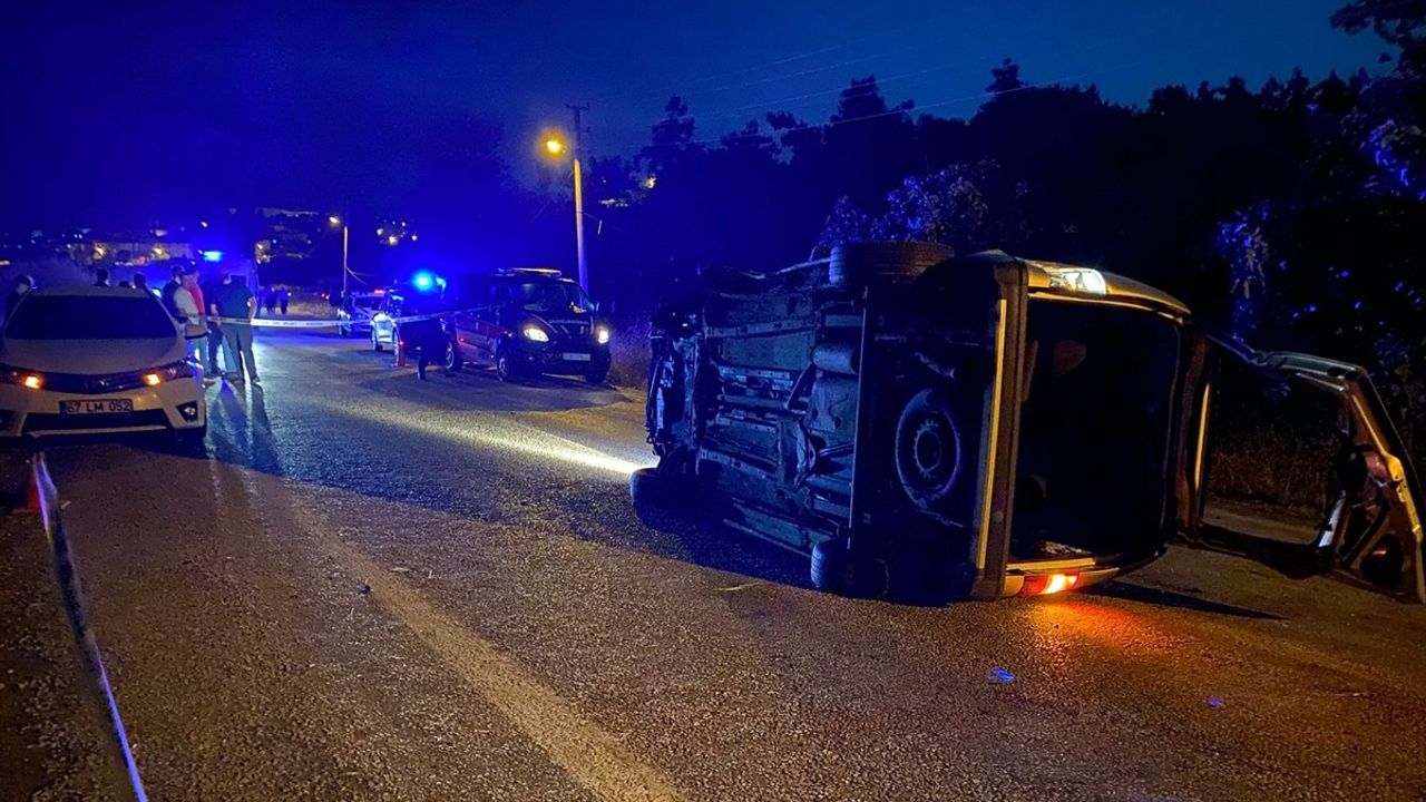 Manyas'ta Elektrik Direğine Çarpan Araçta 1 Uzman Çavuş Hayatını Kaybetti