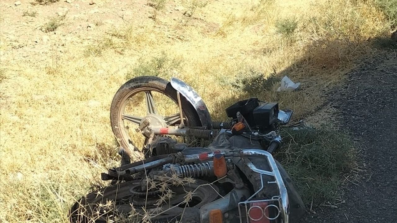 Mardin'de Motosiklet ve Hafif Ticari Araç Çarpıştı: 4 Yaralı
