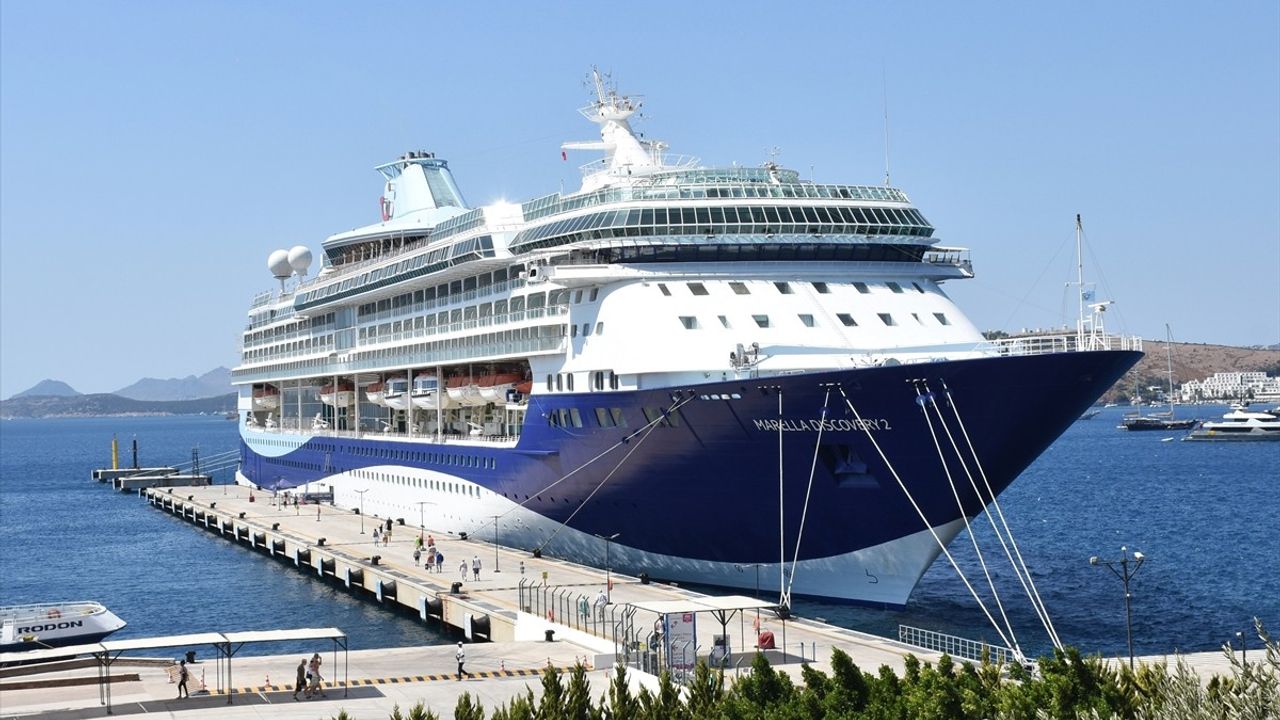 Marella Discovery 2 Kruvaziyeri Bodrum'a Rıhtım Attı