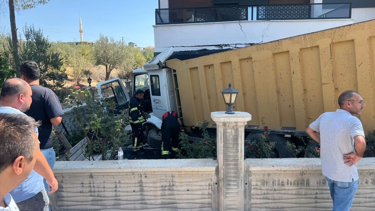 Mersin'de Hafriyat Kamyonu Apartmana Çarptı