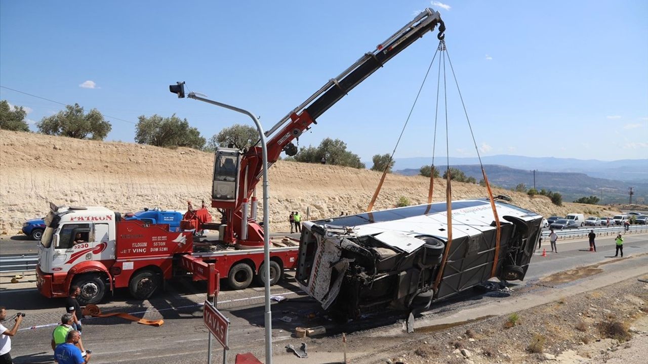 Mersin'de Tır Otobüse Çarptı: 3 Ölü, 7 Yaralı