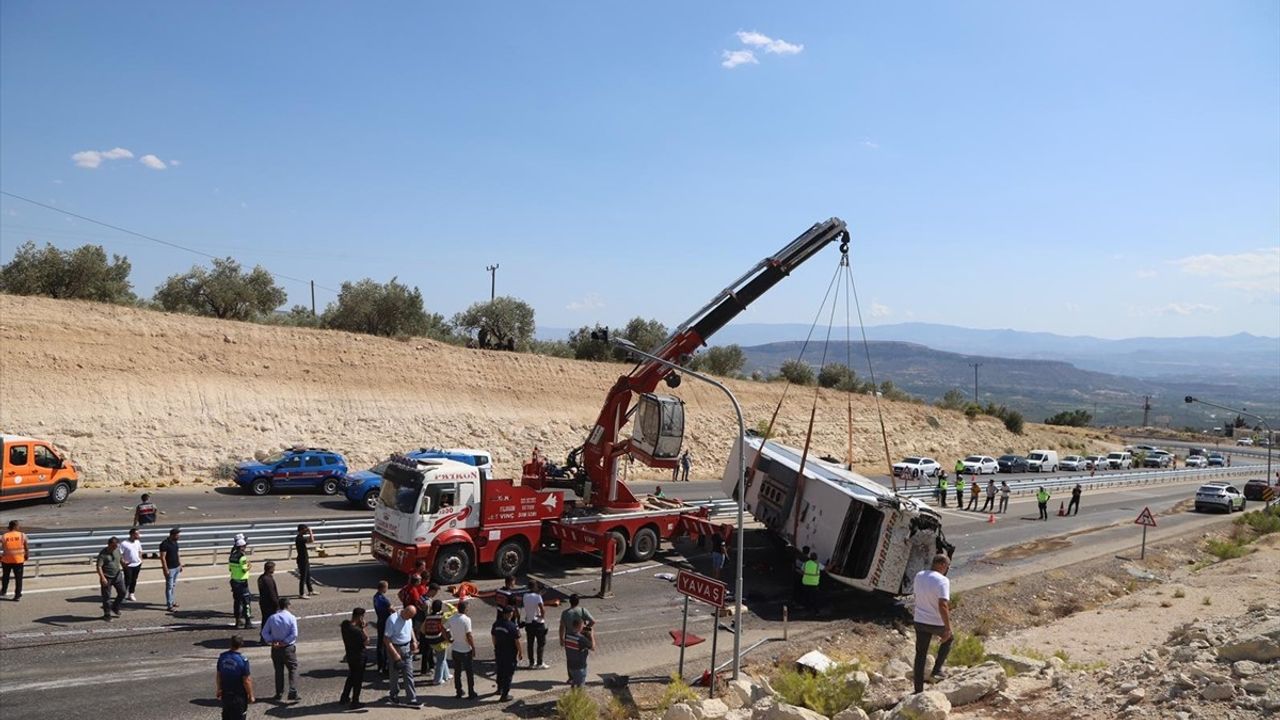 Mersin'de Tır, Yolcu Otobüsüne Çarptı: 3 Ölü, 7 Yaralı