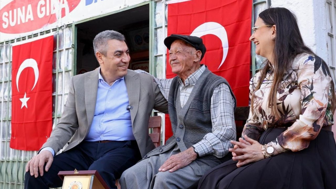 Mersin Valisi, Yarım Asırlık Bakkal Esnafına Plaket Verdi