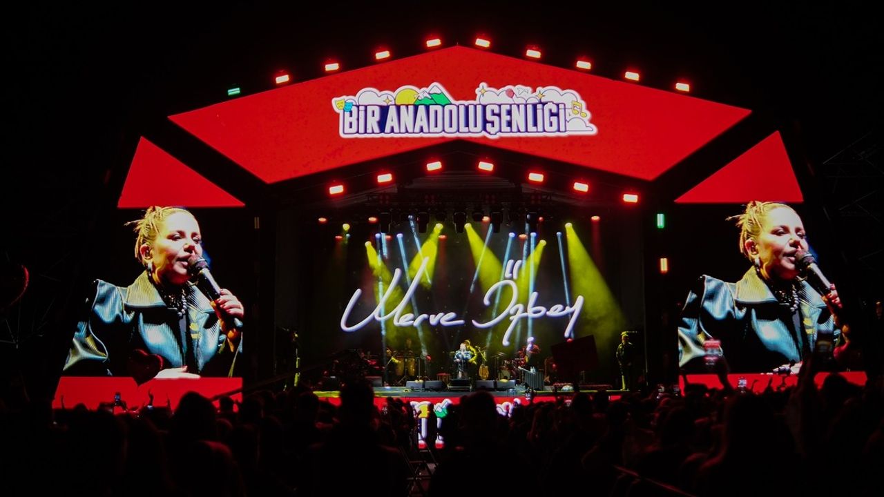 Merve Özbey, Bitlis'te Anlamlı Bir Konser Verdi